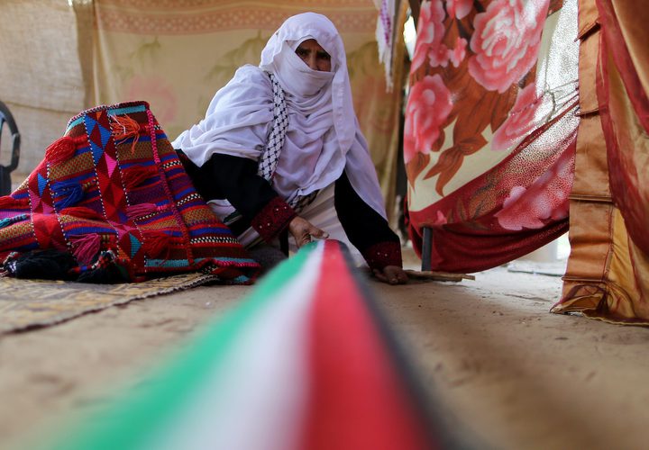 حاجة فلسطينية تصنع حليّ تقليدية في خان يونس جنوب قطاع غزة