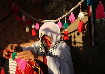 حاجة فلسطينية تصنع حليّ تقليدية في خان يونس جنوب قطاع غزة