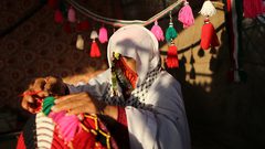 حاجة فلسطينية تصنع حليّ تقليدية في خان يونس جنوب قطاع غزة