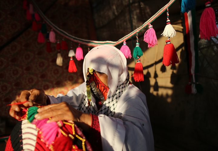 حاجة فلسطينية تصنع حليّ تقليدية في خان يونس جنوب قطاع غزة