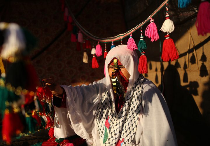 حاجة فلسطينية تصنع حليّ تقليدية في خان يونس جنوب قطاع غزة