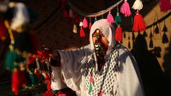 حاجة فلسطينية تصنع حليّ تقليدية في خان يونس جنوب قطاع غزة