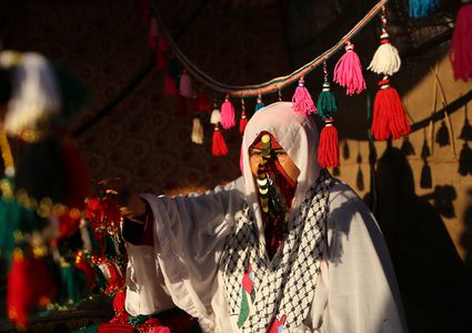 حاجة فلسطينية تصنع حليّ تقليدية في خان يونس جنوب قطاع غزة