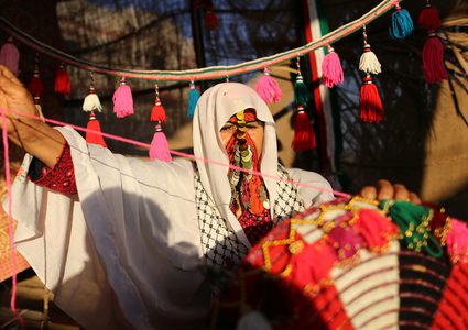 حاجة فلسطينية تصنع حليّ تقليدية في خان يونس جنوب قطاع غزة