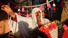 حاجة فلسطينية تصنع حليّ تقليدية في خان يونس جنوب قطاع غزة