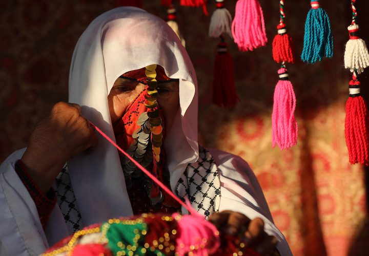 حاجة فلسطينية تصنع حليّ تقليدية في خان يونس جنوب قطاع غزة