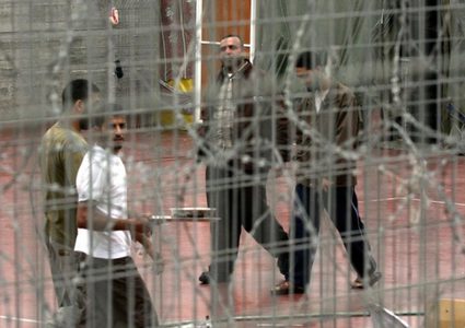 محكمة "إسرائيلية" ترفض التماساً ضد مصادرة أموال 15 أسيراً