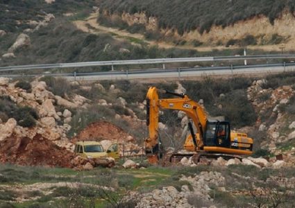 الاحتلال يقتلع عشرات أشتال الزيتون بعد تجريف أرض جنوب بيت لحم