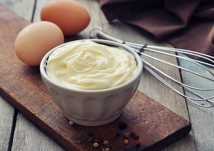 خبير تغذية يدحض الخرافات حول مخاطر المايونيز