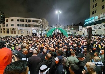 تجار الخليل يحتجون على قرار الإغلاق الشامل