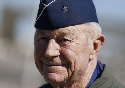 وفاة أول طيار يخترق حاجز الصوت عن عمر 97 عاما