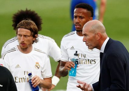 حقيقة انقسام نجوم ريال مدريد حول مصير زيدان