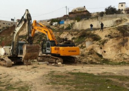 الاحتلال يجرف أراضي زراعية شرق قلنديا