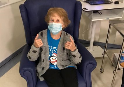 تعرفوا على قصة أول جرعة لقاح ضد كورونا في بريطانيا