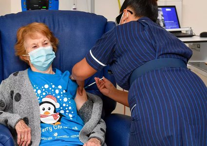 بريطانيا تطلق حملة التلقيح ضد فيروس كورونا