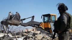 الاحتلال يستولي على خيمة في المغير ويهدم بركساً