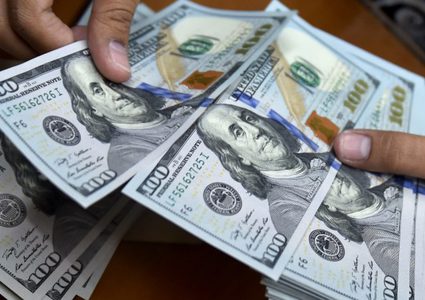 خبير اقتصادي: ضعف الدولار يخدم الإقتصاد الأمريكي