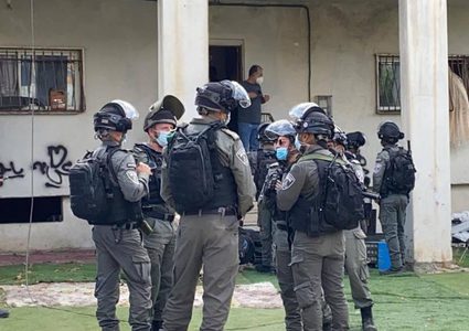 مستوطنون يعتدون على شبان بسلوان والاحتلال يقتحم منازل بالعيسوية