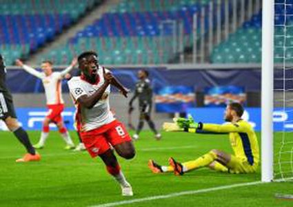 ثلاثية لايبزيج تؤهل مانشستر يونايتد للدوري الأوروبي