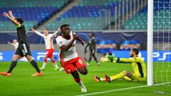 ثلاثية لايبزيج تؤهل مانشستر يونايتد للدوري الأوروبي