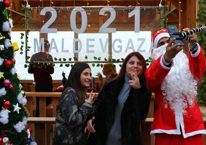 موظفون يرتدون زي "سانتا كلوز" في مقهى على شاطئ مدينة غزة