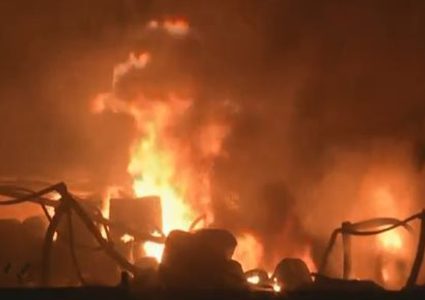 اندلاع النيران داخل مصنع كيميائيات في الهند