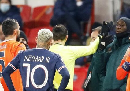 إساءة عنصرية تتسبب في تعليق مباراة باريس سان جيرمان وباشاك شهير
