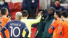 إساءة عنصرية تتسبب في تعليق مباراة باريس سان جيرمان وباشاك شهير