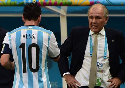 الأرجنتين تفقد مدربها البارز أليخاندرو سابيلا