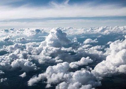 شاهد "شلال من الغيوم" في جبال مدينة روسية