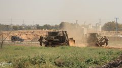 الاحتلال يتوغل ويجرف أراضي شرق غزة