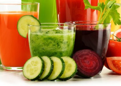 أكل الخضار أم شرب عصيرها.. أيهما أفضل لخسارة الوزن؟