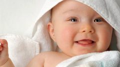 لماذا يخرج الرضيع لسانه؟