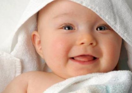 لماذا يخرج الرضيع لسانه؟