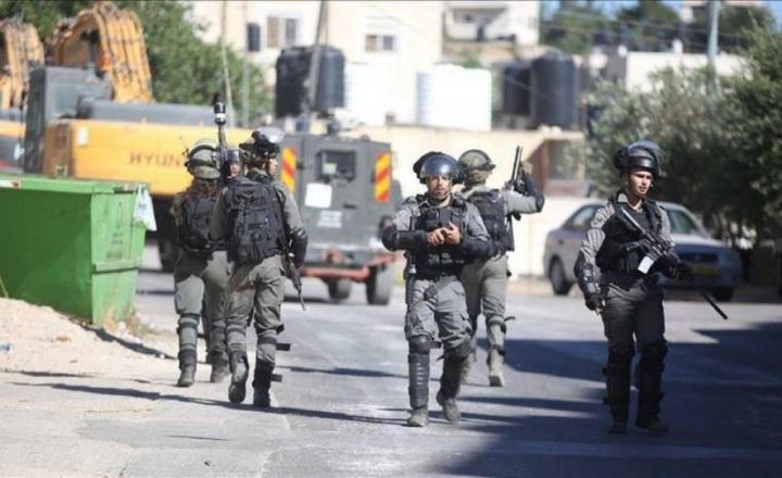الاحتلال يداهم عدة منازل في الخليل