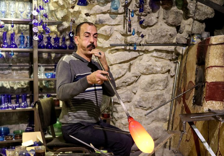 صناعة أواني زجاجية في مصنع السلام بالخليل