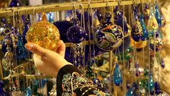 صناعة أواني زجاجية في مصنع السلام بالخليل