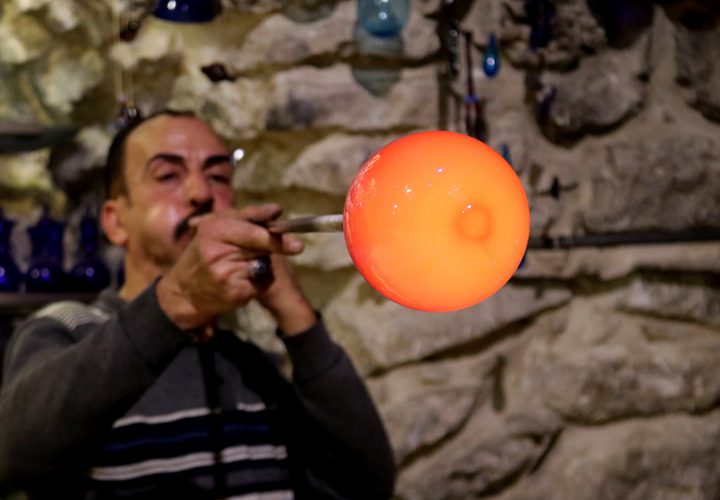صناعة أواني زجاجية في مصنع السلام بالخليل