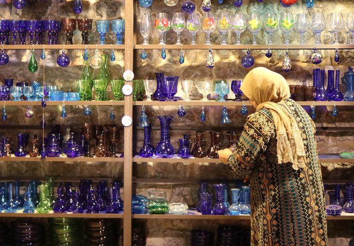 صناعة أواني زجاجية في مصنع السلام بالخليل
