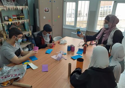 طلاب الصم يبدعون في اعادة تدوير مخلفات البيئة