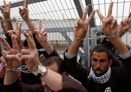 الجامعة العربية تدعو مجددا للإفراج عن الأسرى من سجون الاحتلال