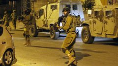 الاحتلال يداهم عددا من منازل المواطنين جنوب الخليل