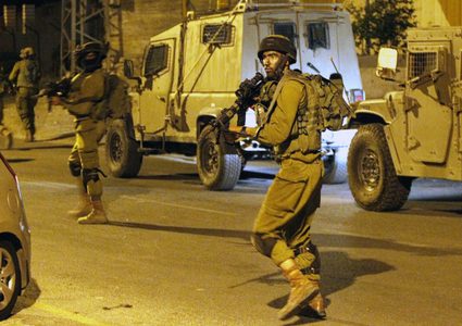 الاحتلال يداهم عددا من منازل المواطنين جنوب الخليل