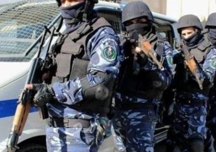 الأجهزة الأمنية تفض اجتماعا للمواطنين في الخليل