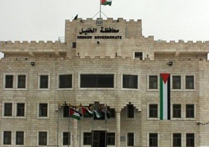 محافظ الخليل يقرر فتح عدة منشآت تجارية