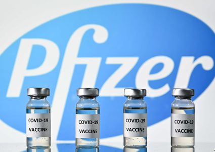 البيت الأبيض يأمر رئيس هيئة الأدوية الأمريكية بإجازة لقاح فايزر