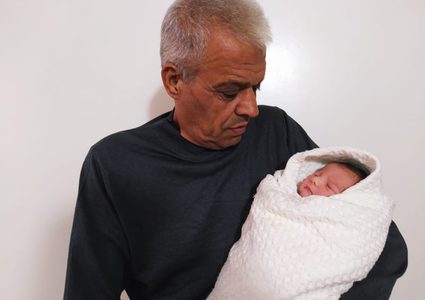 مواطن غزي يطلق اسم "محمود عباس" على مولده تميناً بالرئيس