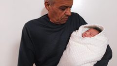 مواطن غزي يطلق اسم "محمود عباس" على مولده تميناً بالرئيس