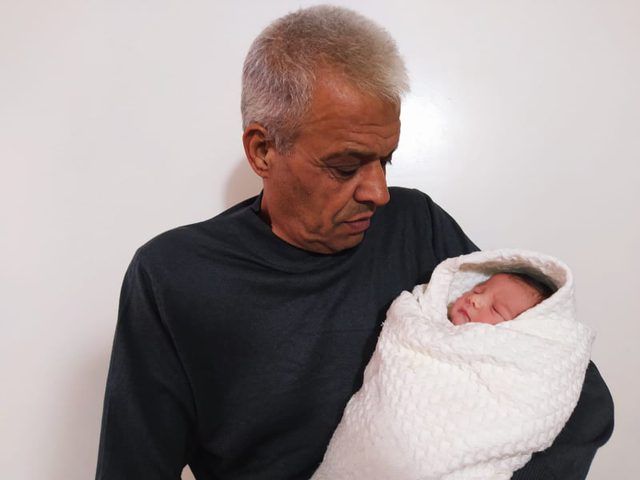 مواطن غزي يطلق اسم "محمود عباس" على مولده تميناً بالرئيس