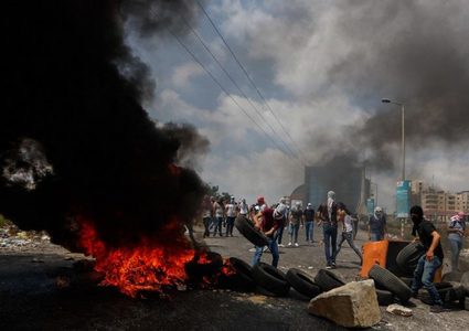 إصابات بالاختناق خلال مواجهات مع الاحتلال في مدينة البيرة